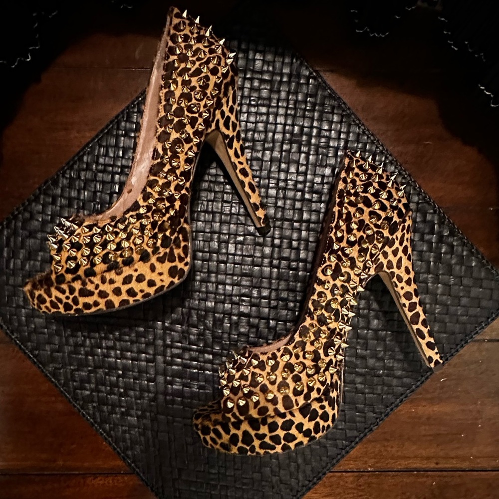 VINCE CAMUTO SPIKED LEOPARD MADELYN HEELS SZ 8B